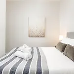 New Stunning Clifton Flat-parking-by Fabaccommodation *