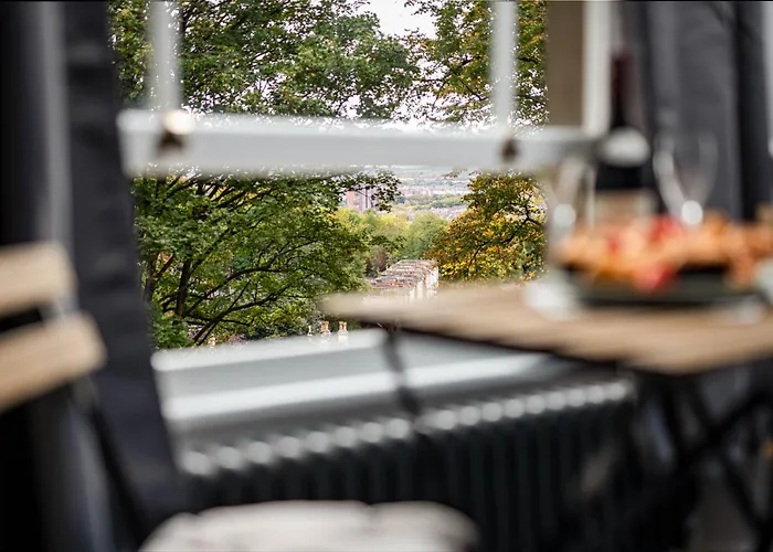 Apartment Stunning Clifton Flat-parking-by Fabaccommodation *