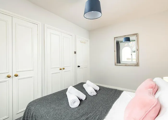 New Stunning Clifton Flat-parking-by Fabaccommodation Apartament *