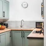 New Stunning Clifton Flat-parking-by Fabaccommodation *