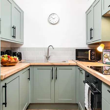 Stunning Clifton Flat-parking-by Fabaccommodation Apartman