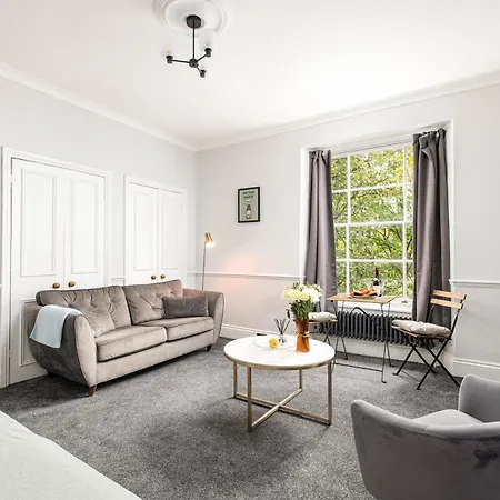 Stunning Clifton Flat-parking-by Fabaccommodation Bristol