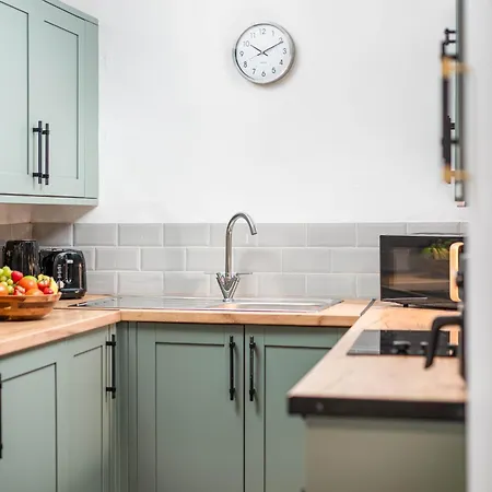 New Stunning Clifton Flat-parking-by Fabaccommodation *