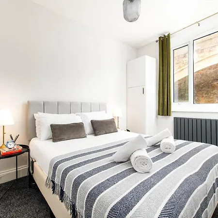 Stunning Clifton Flat-parking-by Fabaccommodation