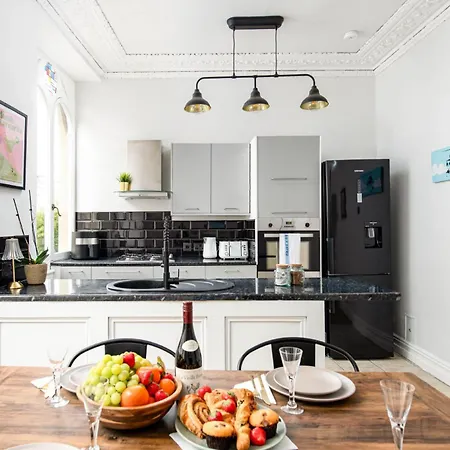 Stunning Clifton Flat-parking-by Fabaccommodation Apartman *