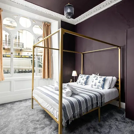 Stunning Clifton Flat-parking-by Fabaccommodation شقة