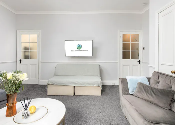 Stunning Clifton Flat-parking-by Fabaccommodation Apartment