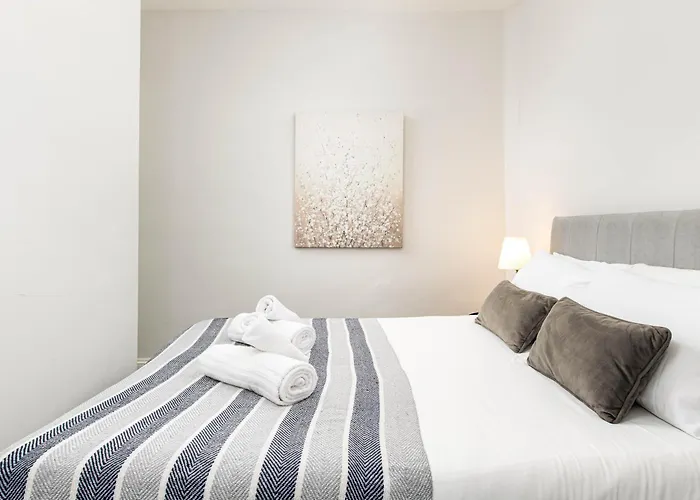 Stunning Clifton Flat-parking-by Fabaccommodation *