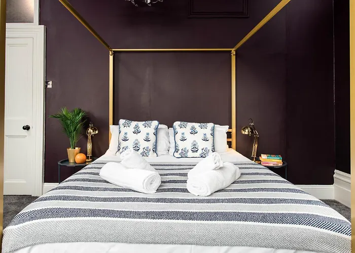 Stunning Clifton Flat-parking-by Fabaccommodation *