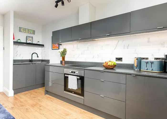 New Stunning Clifton Flat-parking-by Fabaccommodation