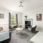 New Stunning Clifton Flat-parking-by Fabaccommodation Apartment *