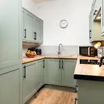 New Stunning Clifton Flat-parking-by Fabaccommodation * Bristol
