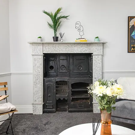 Daire Stunning Clifton Flat-parking-by Fabaccommodation *