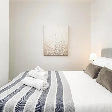 New Stunning Clifton Flat-parking-by Fabaccommodation *