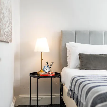 Stunning Clifton Flat-parking-by Fabaccommodation *