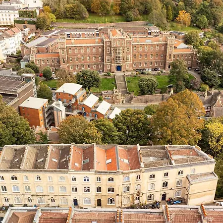 New Stunning Clifton Flat-parking-by Fabaccommodation *