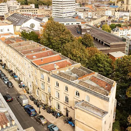 Apartment New Stunning Clifton Flat-parking-by Fabaccommodation *