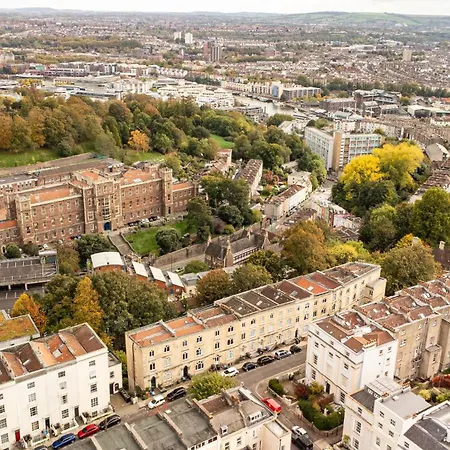 Apartment New Stunning Clifton Flat-parking-by Fabaccommodation