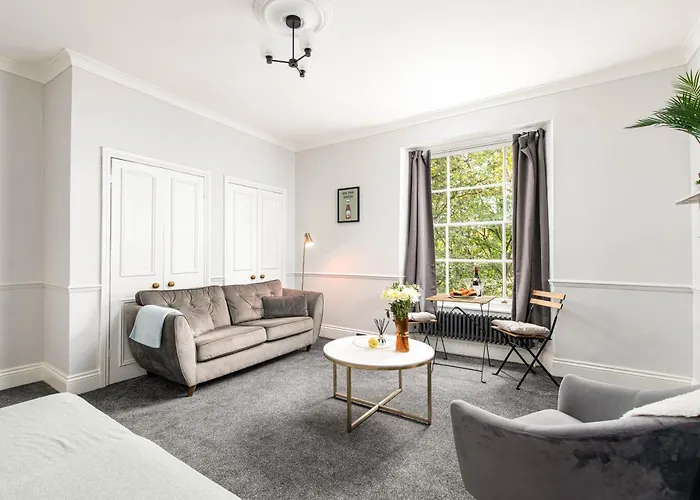 New Stunning Clifton Flat-parking-by Fabaccommodation Bristol