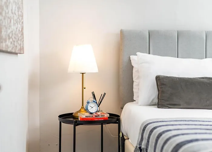 New Stunning Clifton Flat-parking-by Fabaccommodation *