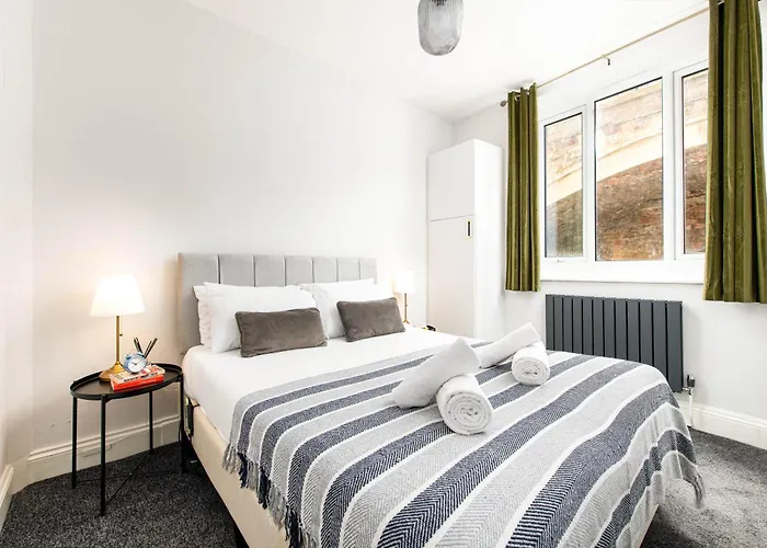 New Stunning Clifton Flat-parking-by Fabaccommodation