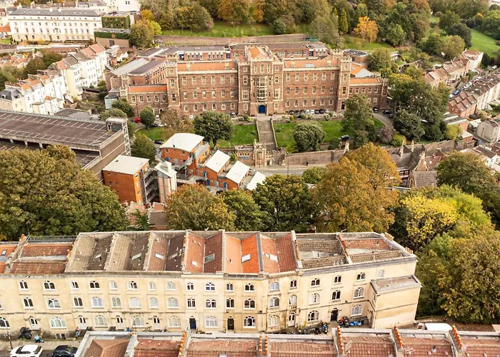 Stunning Clifton Flat-parking-by Fabaccommodation *