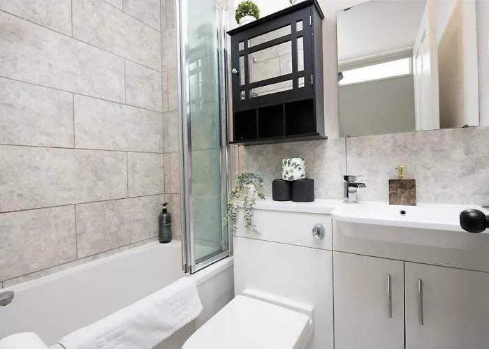 New Stunning Clifton Flat-parking-by Fabaccommodation Apartman *